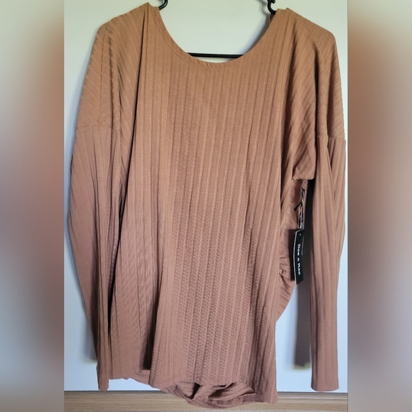 NWT Doe & Rae Women's Tan Criss-cross Back Long Sleeve Top Size Large - Picture 1 of 6